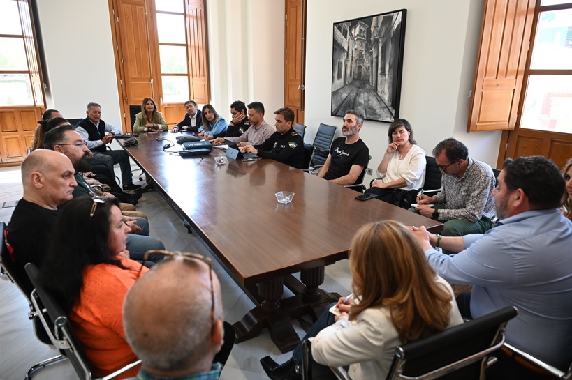 Imagen de El Ayuntamiento se reúne con comerciantes en torno a la nueva señalización y ordenación del tráfico en el centro del casco urbano