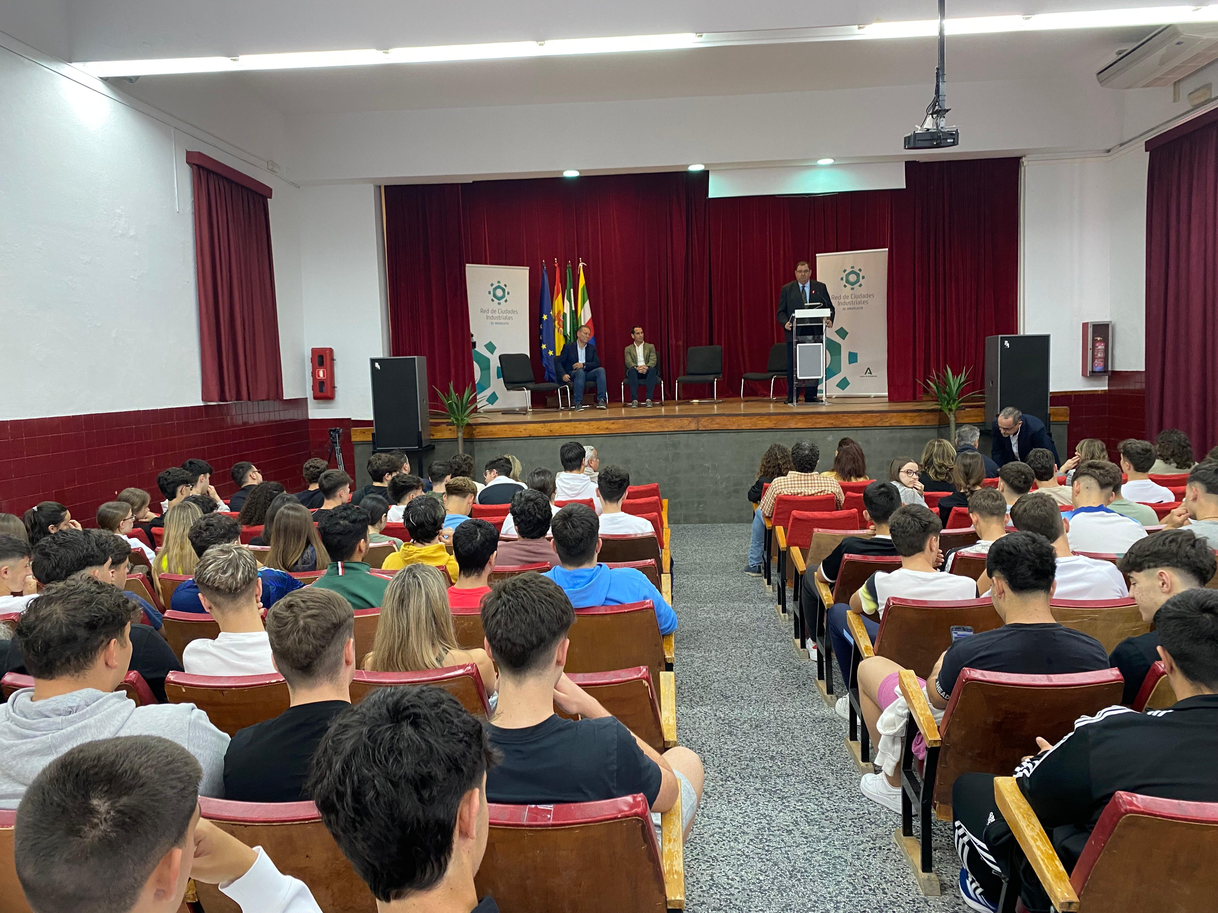 Imagen de Industria y Educación acercan al alumnado de Linares la formación y el empleo industrial