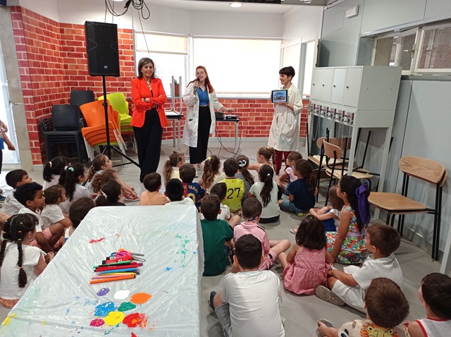 Imagen de 289 escolares de Infantil participan en los talleres ‘Los colores de la primavera’ celebrados en el Mercado de Abastos de Linares