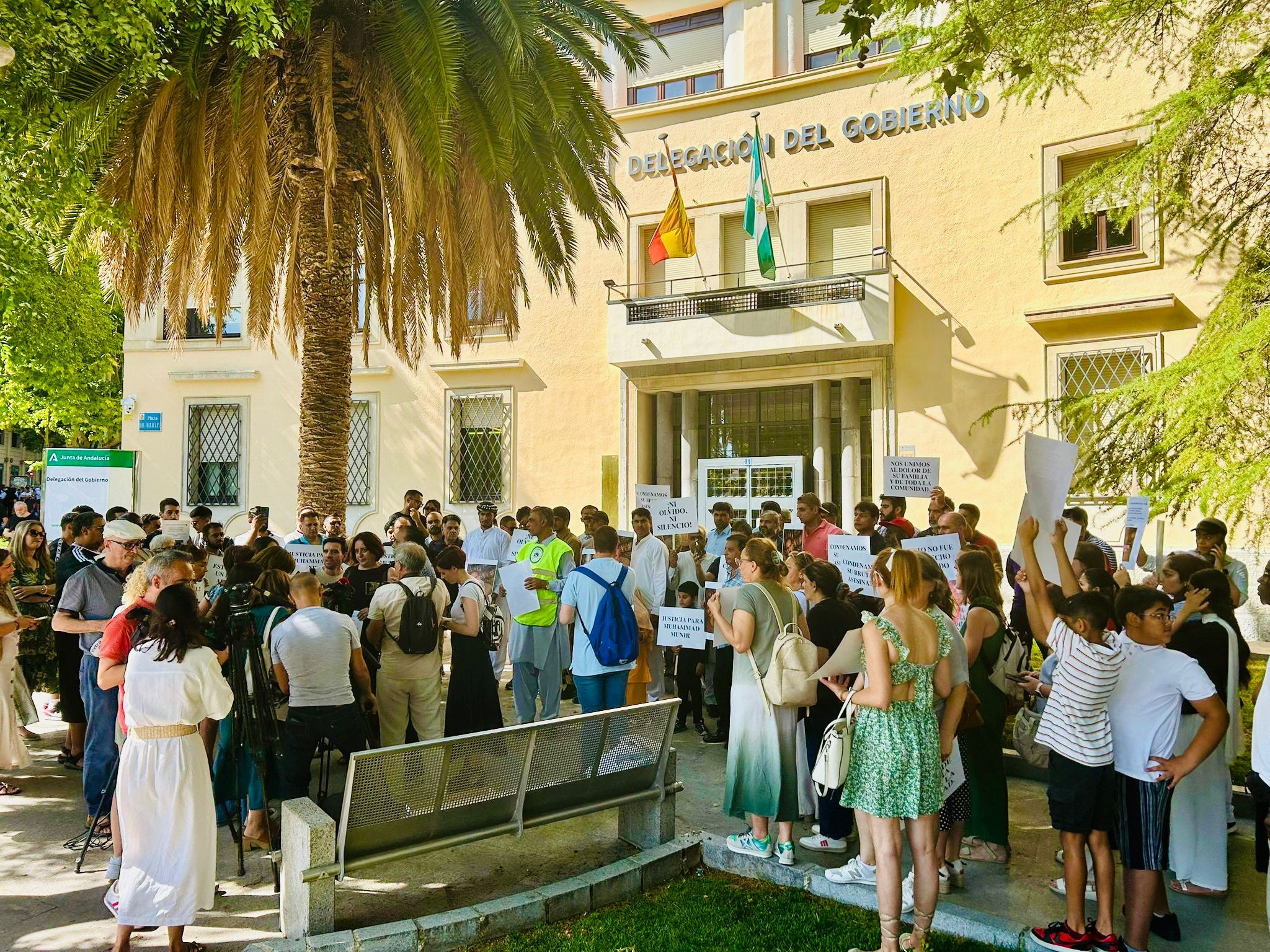 Imagen de Jaén Exige Justicia para Muhammad Munir: Concentración Tras el Asesinato de un Comerciante en la Magdalena