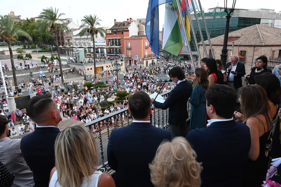 Imagen de Curro Díaz da el pistoletazo de salida a la Real Feria y Fiestas de San Agustín desde el balcón del Ayuntamiento