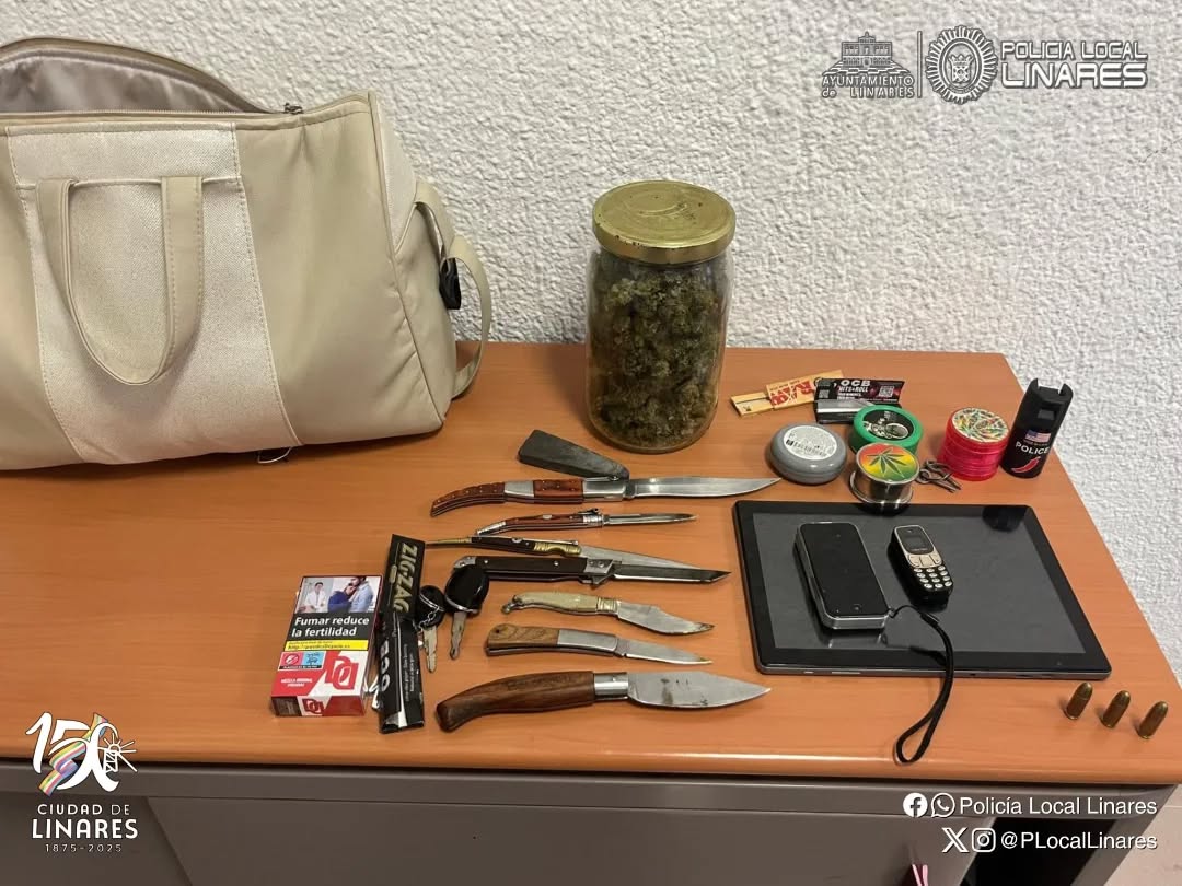 Imagen de La Policía Local de Linares interviene marihuana y armas blancas en un vehículo retirado por carecer de seguro