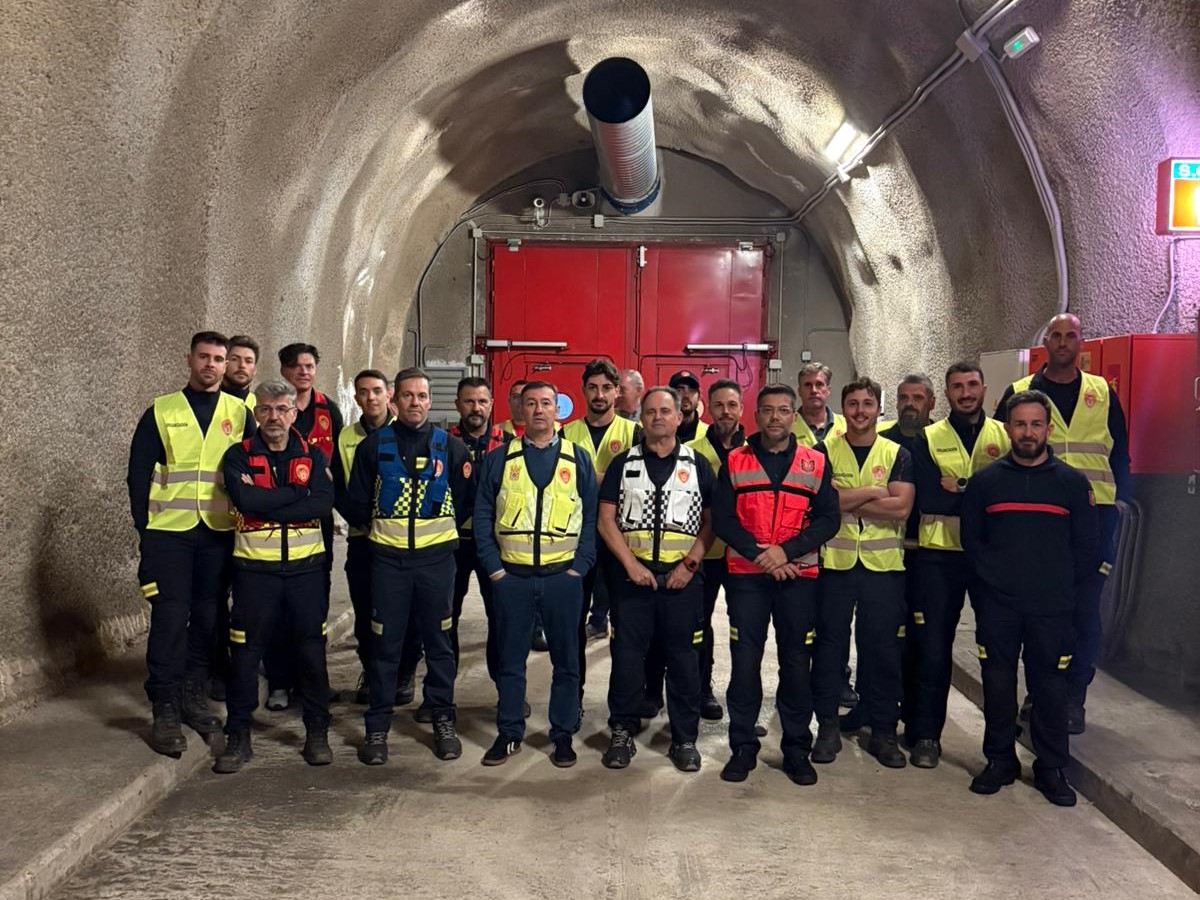 Imagen de Bomberos de Linares y La Carolina refuerzan su formación en seguridad y rescate en los túneles de Despeñaperros