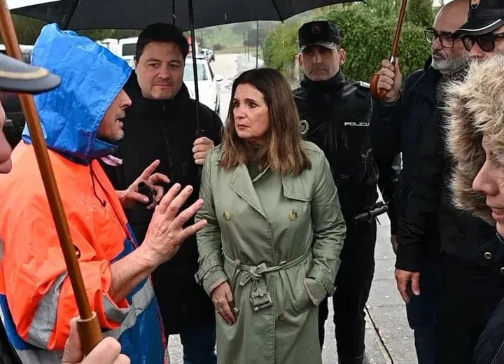Imagen de Auxi del Olmo visita las zonas más vulnerables de Linares afectadas por el temporal y el desbordamiento del Guadalimar