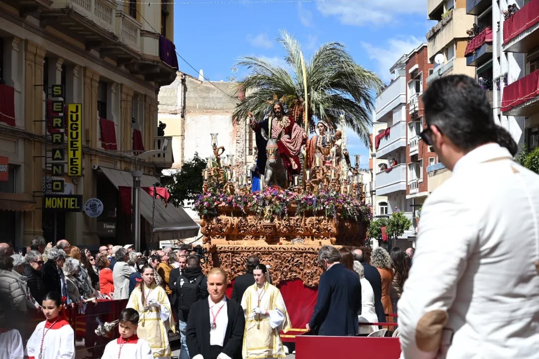 Imagen de Linares se vuelca con la Borriquilla en un multitudinario Domingo de Ramos