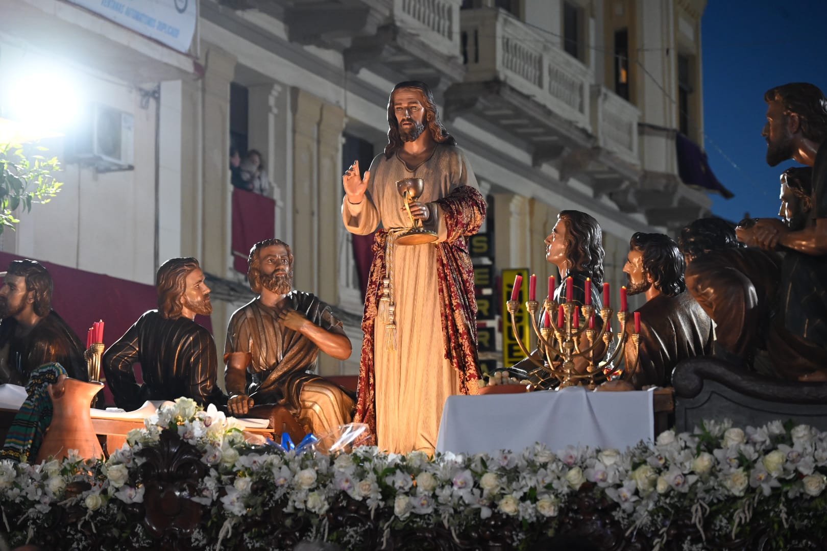 Imagen de La Santa Cena llena de devoción las calles de Linares en la tarde-noche del Domingo de Ramos