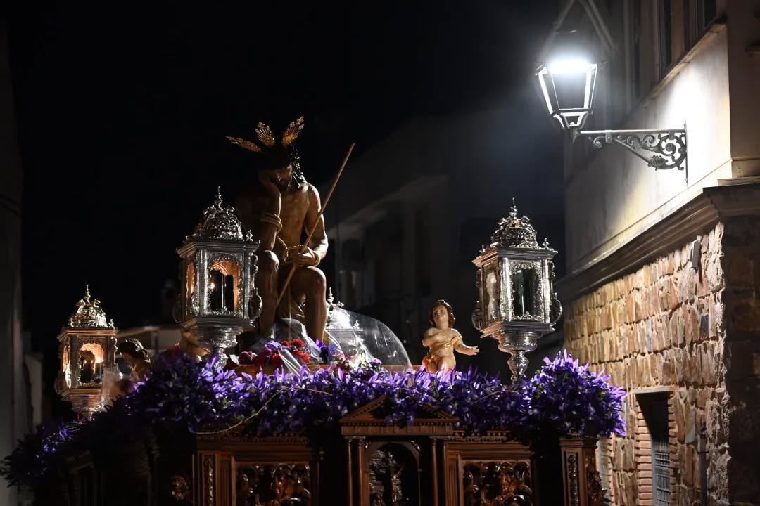Imagen de La Vera+Cruz llena de silencio y solemnidad las calles de Linares en Martes Santo