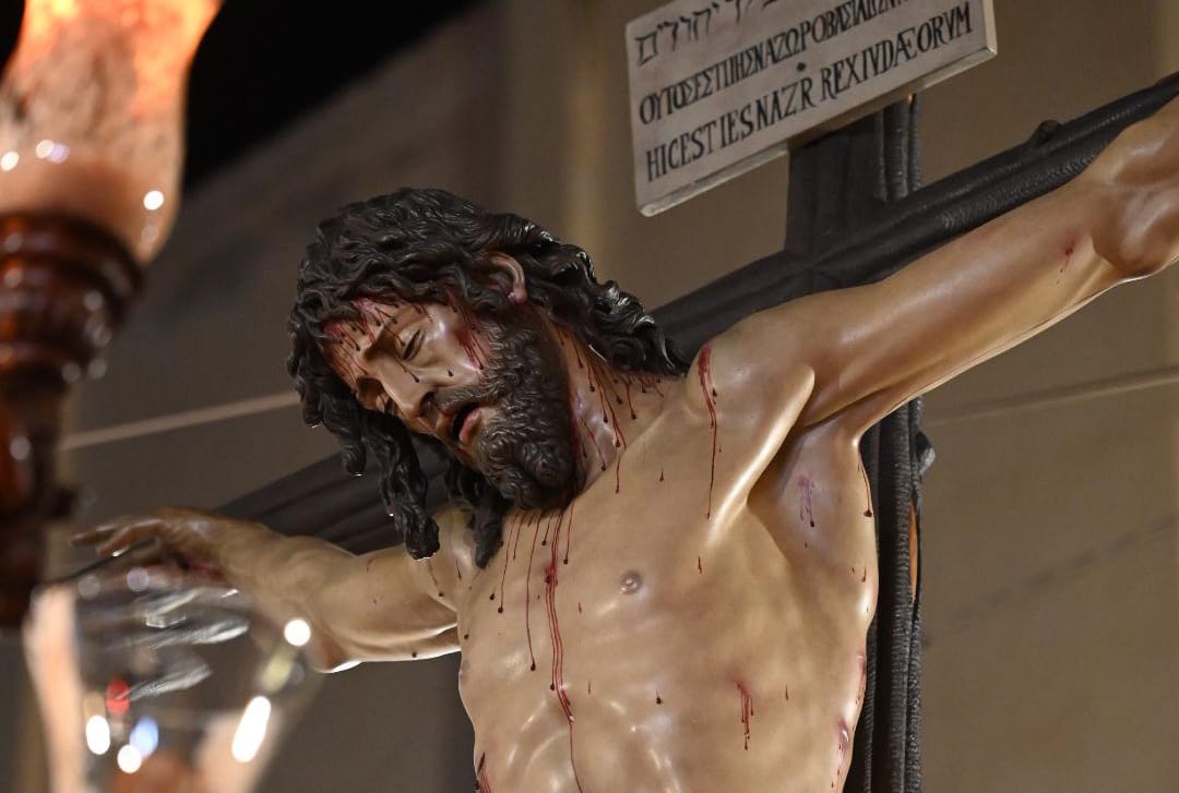 Imagen de La Hermandad de los Estudiantes deslumbra en las calles de Linares en Miércoles Santo