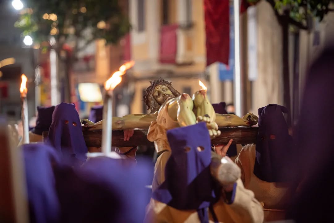 Imagen de El Vía Crucis de la Juventud llena de fe y recogimiento las calles de Linares