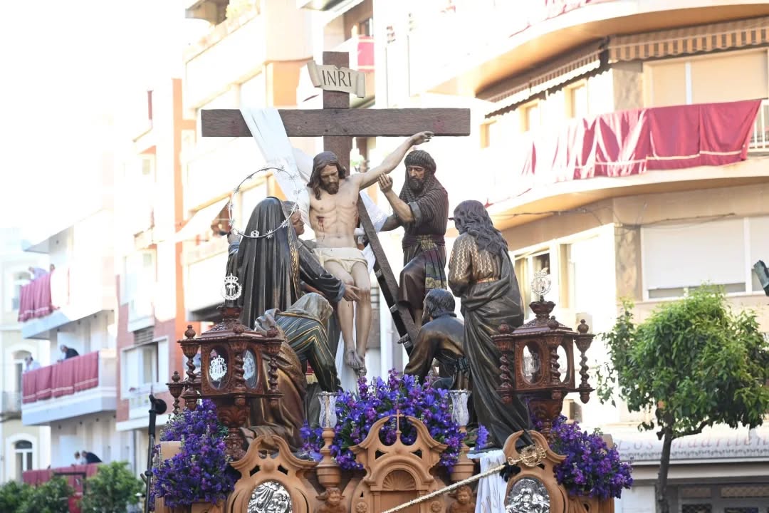 Imagen de La Hermandad del Descendimiento llena de emoción las calles de Linares