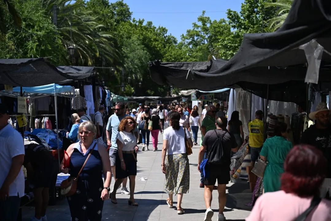 El Paseo de Linarejos vive la primera jornada especial de Mercadillo con horario ampliado