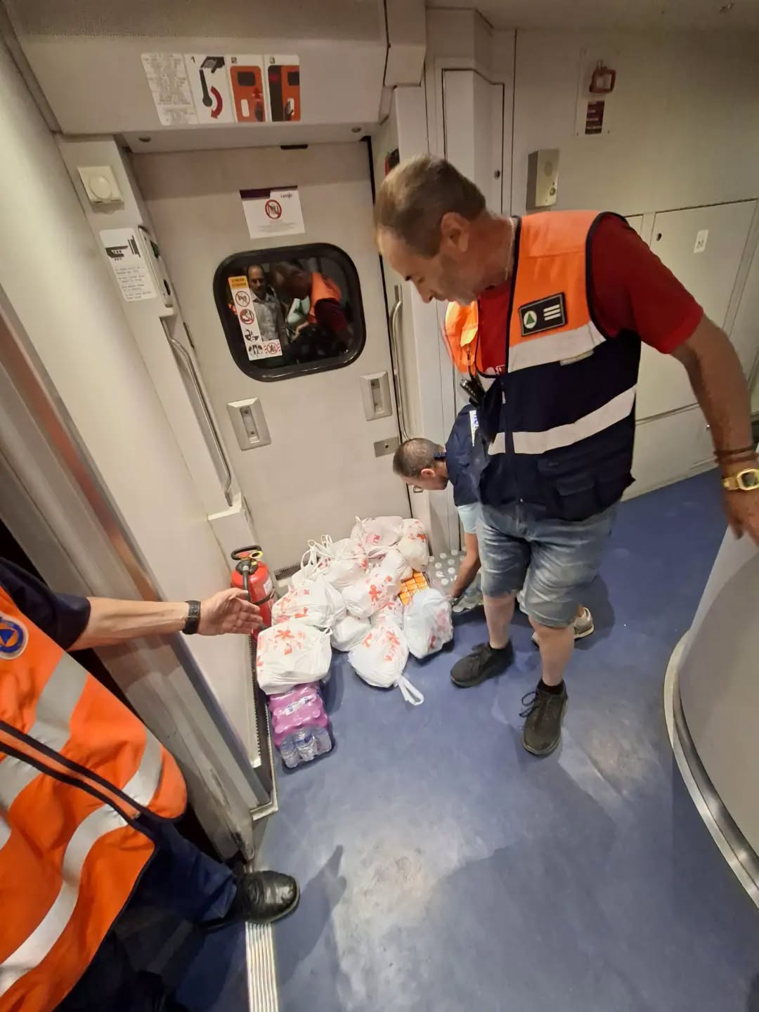 Imagen de El Ayuntamiento de Linares presta apoyo a los viajeros de un tren afectado por una incidencia
