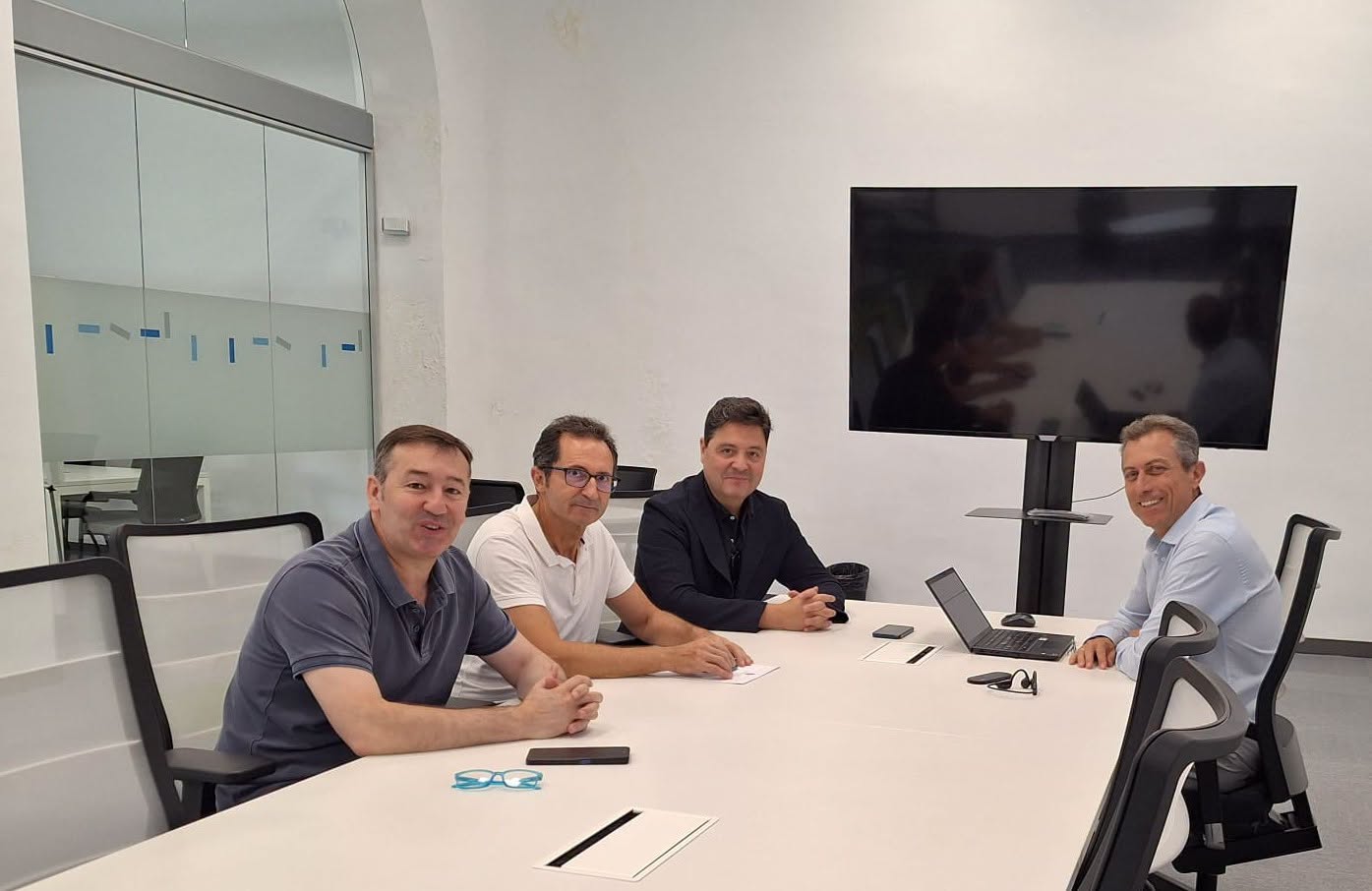 Imagen de Ayuntamiento de Linares y Endesa buscan soluciones a los cortes de luz en Arrayanes provocados por el fraude eléctrico