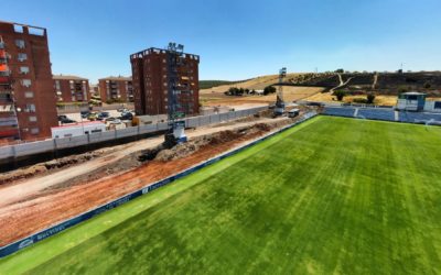 Imagen de Las obras de remodelación de Linarejos avanzan con la demolición del graderío de Preferencia.